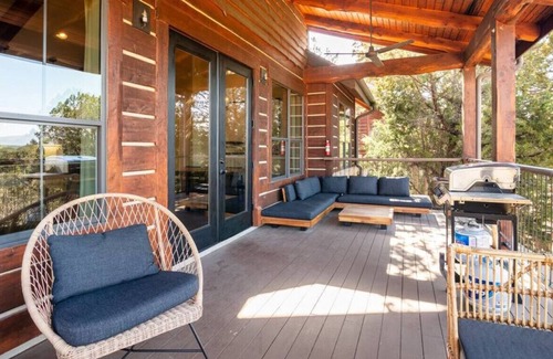 Leander Cabin | THE HIDEAWAY 3BR/2BA Modern Cabin at LAKE TRAVIS