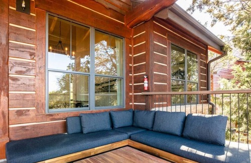 Leander Cabin | THE HIDEAWAY 3BR/2BA Modern Cabin at LAKE TRAVIS
