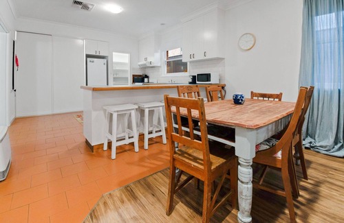 Wagga Wagga House | The Hideaway - Charming Cottage, Entertaining Area