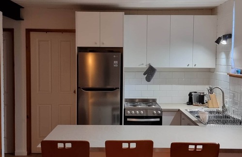 Jindabyne Apartment | The Hideaway - Lake Views | Bike Storage | Fast Wi-Fi | Central Location | BBQ