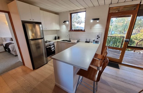 Jindabyne Apartment | The Hideaway - Lake Views | Bike Storage | Fast Wi-Fi | Central Location | BBQ