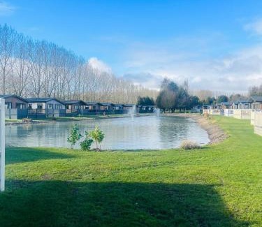 Allerthorpe House | The Hideaway Lodge with Hot Tub