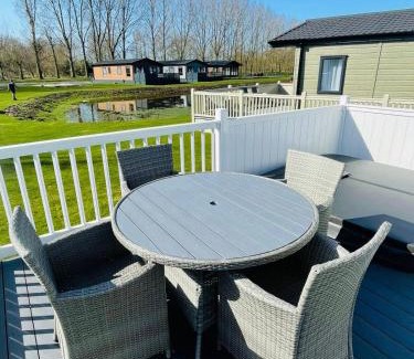 Allerthorpe House | The Hideaway Lodge with Hot Tub