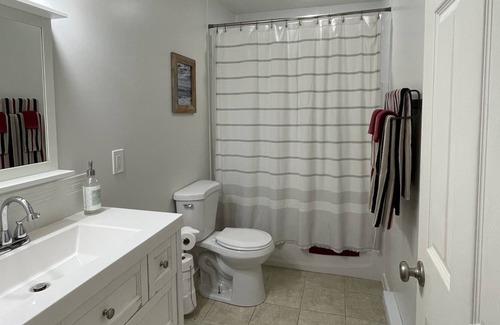 Magna bay Cabin | The Hideout | Cabins at Crowfoot Mtn - Mountain views with Hot tub
