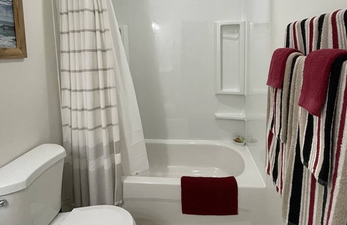 Magna bay Cabin | The Hideout | Cabins at Crowfoot Mtn - Mountain views with Hot tub