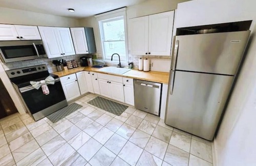 Thomas Square House | The Historic Darling House + Hot tub in Downtown Savannah! Great for Groups!