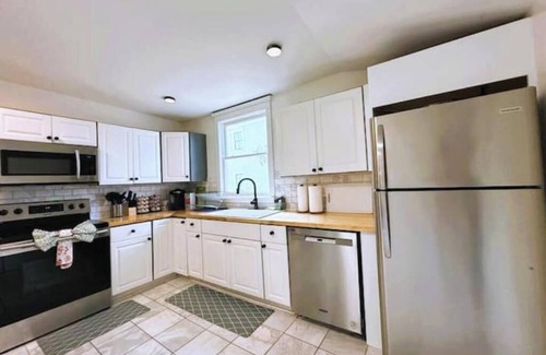 Thomas Square House | The Historic Darling House + Hot tub in Downtown Savannah! Great for Groups!