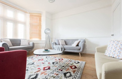 Upper Town House | The Hive House - Large Light-Flooded 6BDR Townhouse