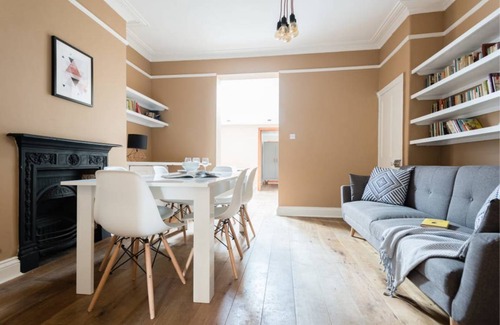 Upper Town House | The Hive House - Large Light-Flooded 6BDR Townhouse
