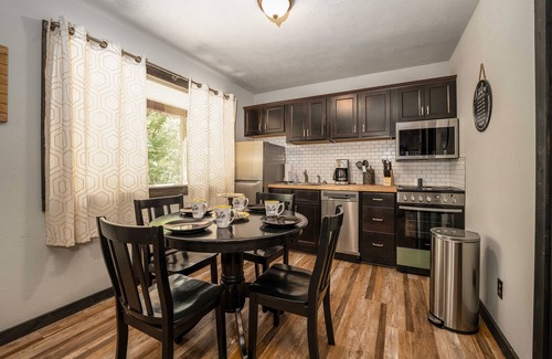 Branson Cabin | The Hive- Private cabin just one mile to SDC!