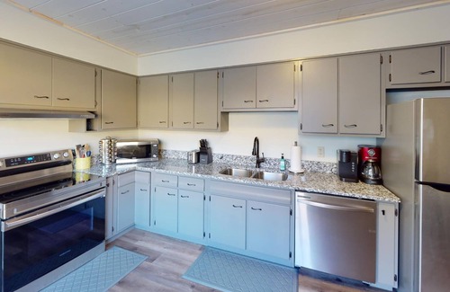 Logan Cottage | The Hocking Cottage: WiFi/Hot Tub/Arcades/Fire Pit/Streaming Tv: On 10 Acres