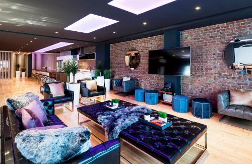 Downtown Montreal Apartment | The Holland Hotel by Simplissimmo