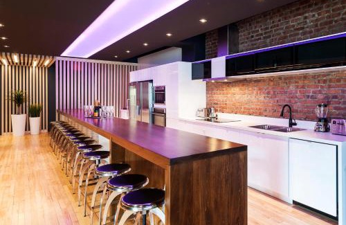 Downtown Montreal Apartment | The Holland Hotel by Simplissimmo