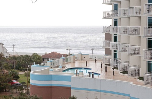 Myrtle Beach House | The Horizon at 77th resort is a relaxing beach retreat.