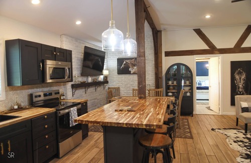 Preston Other | The Horse Carriage 2 miles from Foxwoods Casino