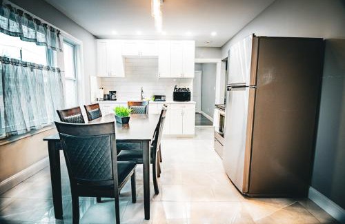 Niagara Falls House | The Horseshoe Villa 6br 2 Bath near the falls