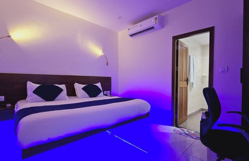 New Delhi Hotel | The hotel has a relaxing ambience with in house dining and spacious cafeteria.