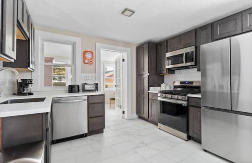 Erie House | The House on Park: 4 Bedroom/2 Bath Family-Friendly Home in the heart of Erie!