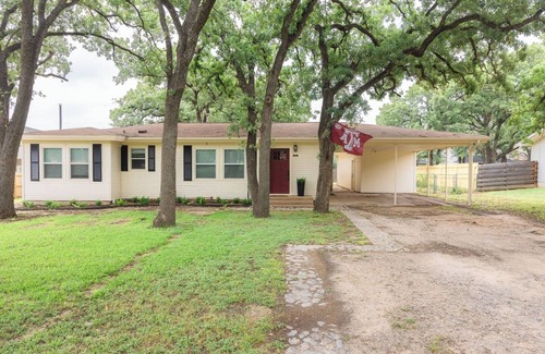 College Station House | The Howdy House less than 2 miles from Texas A&M