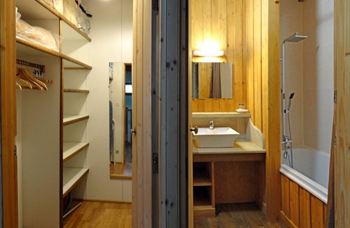 Nuits House | The Huchier lodge was designed with the necessary comfort for 2-4 people.