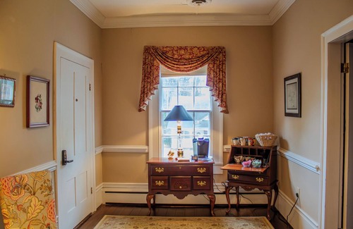 Clinton Apartment | The Ilex Room - Private studio w/Ensuite Bath in Historic Downtown Home