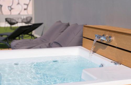 Metaxourgio House | The Industrial Loft - Private Rooftop & Jacuzzi