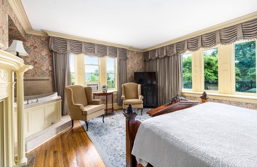Lake George Hotel | The Inn at Erlowest
