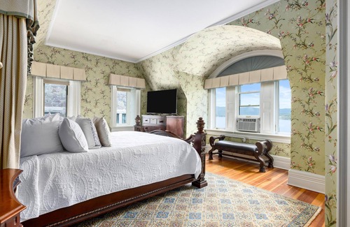 Lake George Hotel | The Inn at Erlowest
