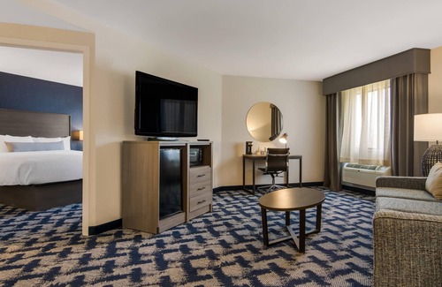 Manitowoc Hotel | The Inn on Maritime Bay, an Ascend Collection Hotel