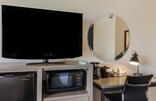 Manitowoc Hotel | The Inn on Maritime Bay, an Ascend Collection Hotel