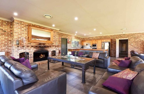 Lovedale House | The Ironstone Lodge vineyard 6Bed with ensuites large group retreat