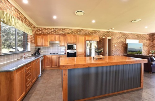 Lovedale House | The Ironstone Lodge vineyard 6Bed with ensuites large group retreat