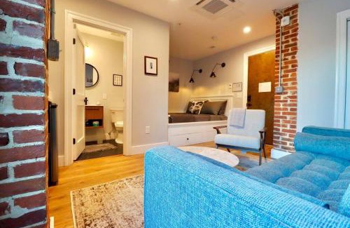 Old Town Alexandria Apartment | The Jefferson Suite at Prince Street Inn