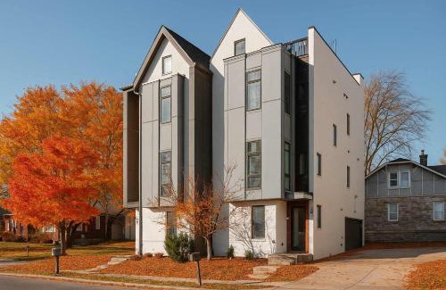 East Hill House | The Johnny - Stylish Nashville Home With Rooftop Lounge