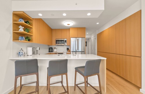 Ala Moana House | The Kapiolani Vista | Skyline Views, Pool, Gym | Walk to Beach & Ala Moana