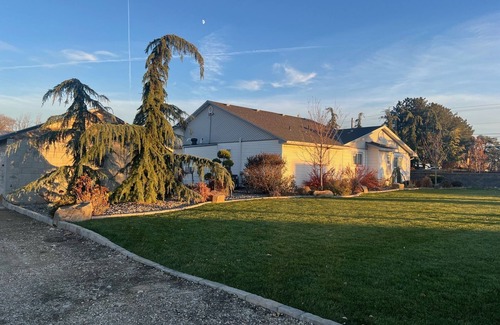 Nampa House | The Karcher House 3,200sqft home on 5 acres. Great for parking big rigs.