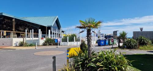 Selsey Apartment | The Knightsbridge, Boulevard, Seal Bay Resort