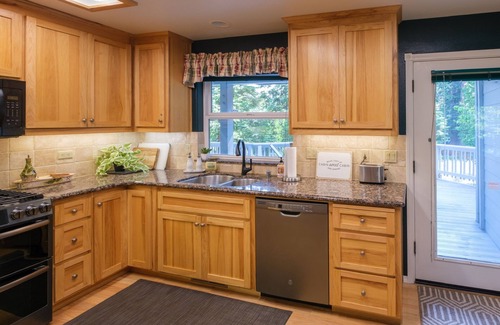 Arnold Cabin | The Knotty Pine, Hot Tub, EV Charger, Rec Room, Pets ok