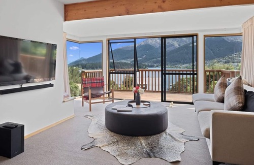 Kelvin Heights Ski Chalet | The Lakehouse - Alpine bliss a hop, skip and jump from the lake.