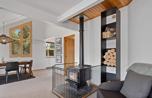 Kelvin Heights Ski Chalet | The Lakehouse - Alpine bliss a hop, skip and jump from the lake.