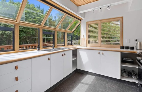 Kelvin Heights Ski Chalet | The Lakehouse - Alpine bliss a hop, skip and jump from the lake.