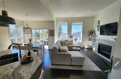 Central Okanagan House | The Lakes Show home! Minutes away from World Class Wineries & multiple Lakes.
