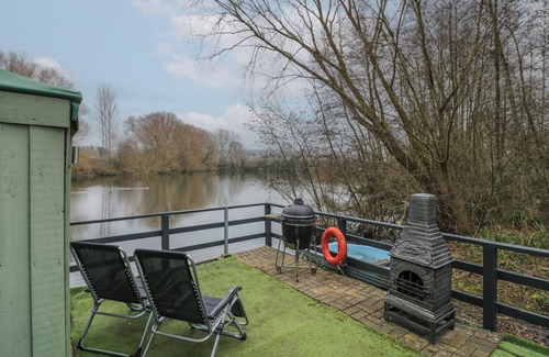 Beckford Cottage | THE LAKESIDE YURT, pet friendly, with hot tub in Beckford