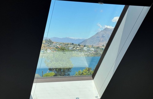 Queenstown Ski Chalet | THE LAKEVIEW HOMEnAmazing viewsnClose to town, airport, lake and ski fields.