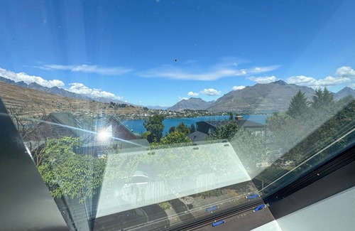 Queenstown Ski Chalet | THE LAKEVIEW HOMEnAmazing viewsnClose to town, airport, lake and ski fields.