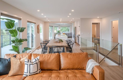 Okanagan-Similkameen House | The Lakeview House - Gorgeous Summerland Home with Pool, Hot Tub & Views!