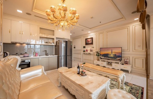 Hang Xanh Apartment | The Landmark 81 1BR Apartment Style Royal