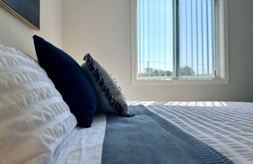 Broadmeadow Apartment | The Laneway Private Retreat, Cosy and Convenient. In the heart of Newcastle