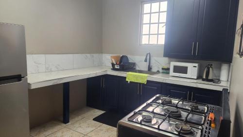 St. Helena Apartment | The Layover - 6 Mins from the Airport, Equipped for Long Stays