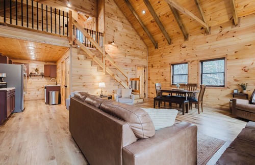 Saint Helens Cabin | The Lazy Maple in RRG - Fire pit/hot tub/arcade/wifi